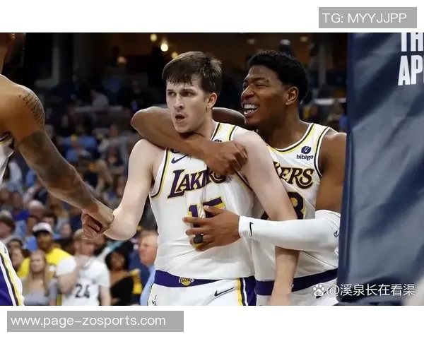 湖人训练场景曝光斯玛特紧逼八村里夫斯全力防守展现团队默契